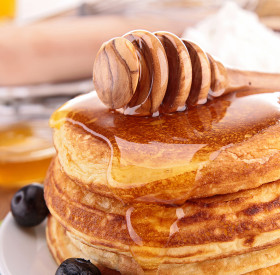 Pfannkuchen mit Honig